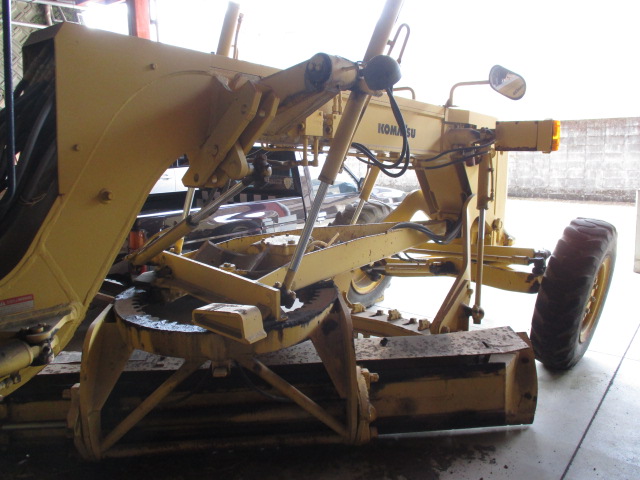 Komatsu GD405A-2 - Image 2