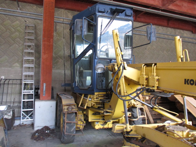 Komatsu GD405A-2 - Image 3