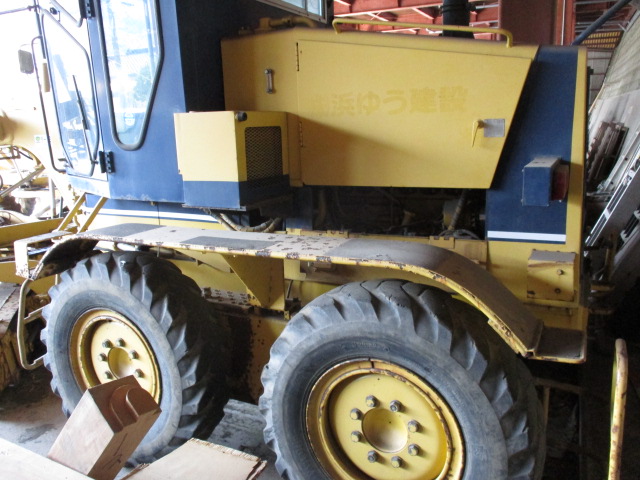 Komatsu GD405A-2 - Image 6