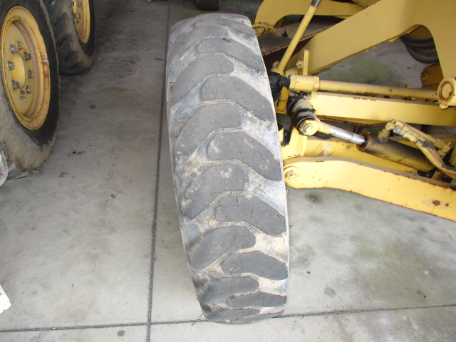 Komatsu GD405A-2 - Image 18