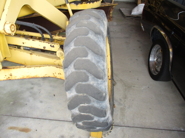 Komatsu GD405A-2 - Image 19